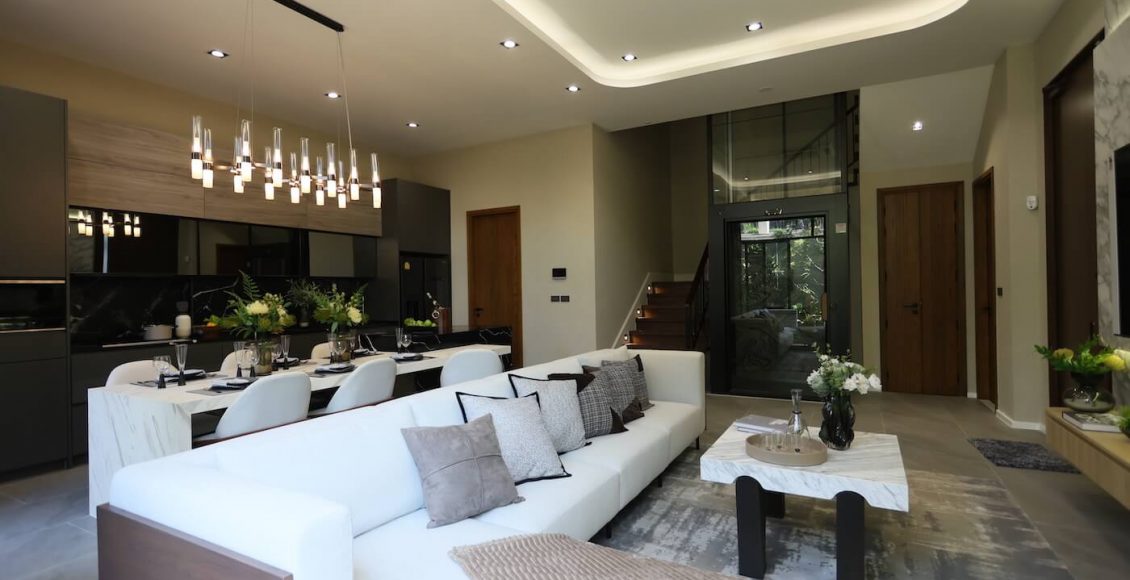 18) Living Room Fl1